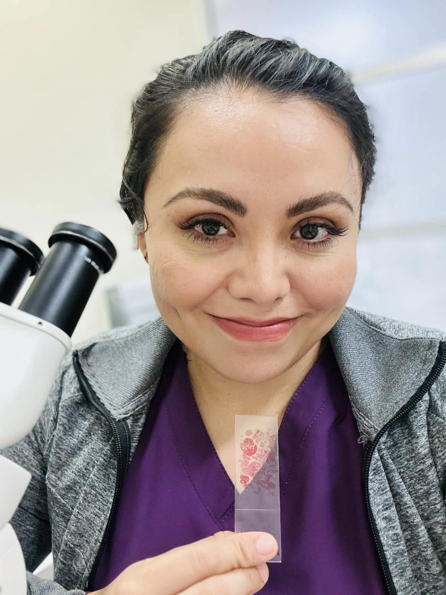 Dra. Ana Mena con laminilla de patología