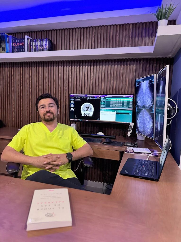 Dr. Vega revisando estudios de imagen